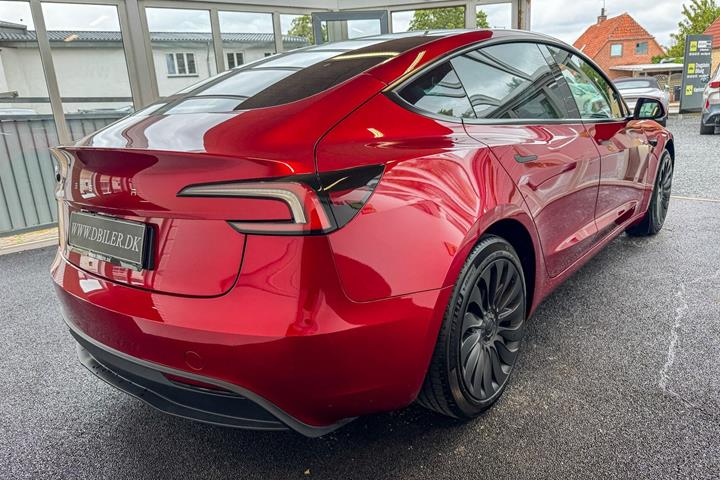 Rød Tesla Model 3 fra 2024
