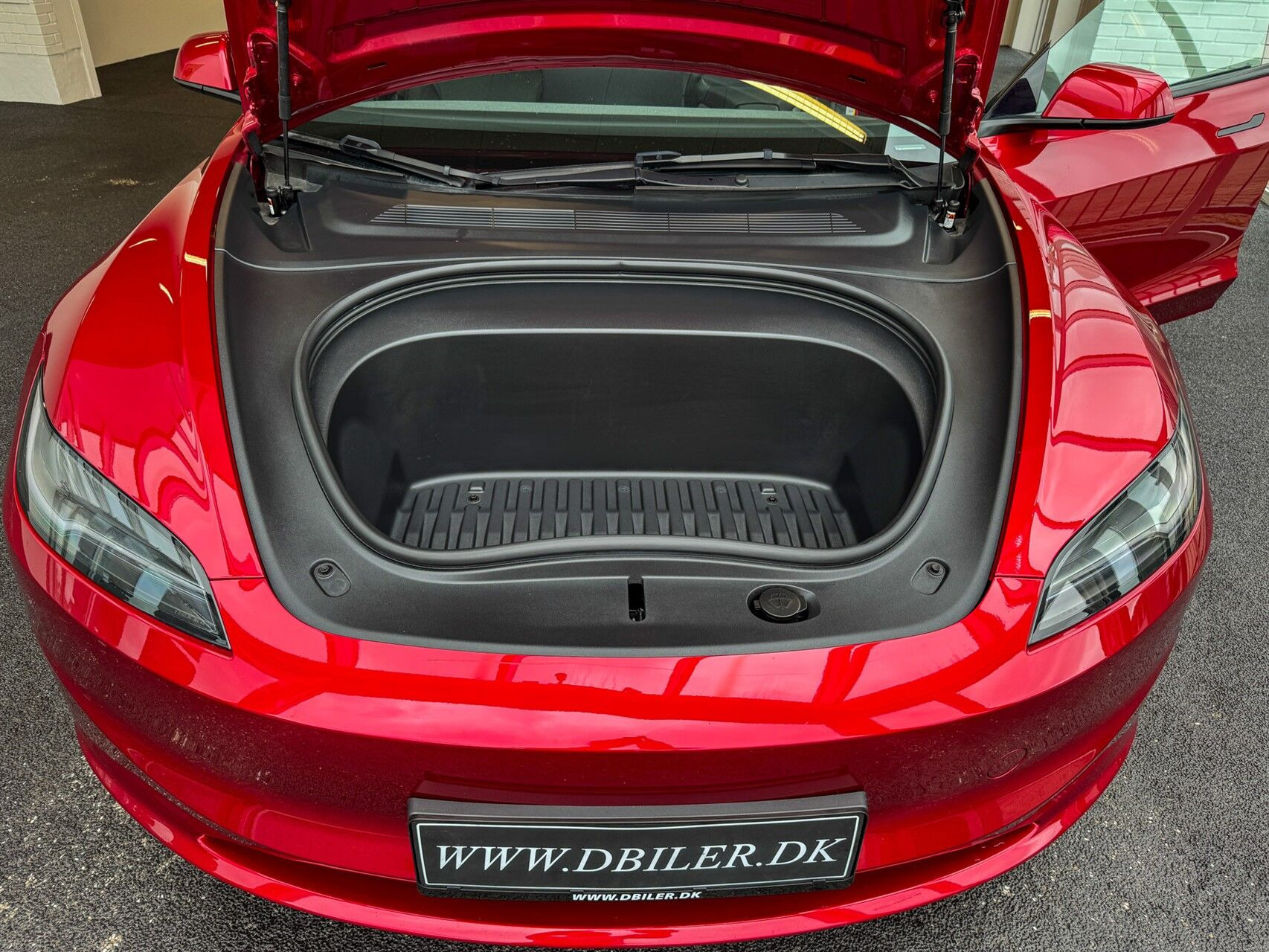 Rød Tesla Model 3 fra 2024