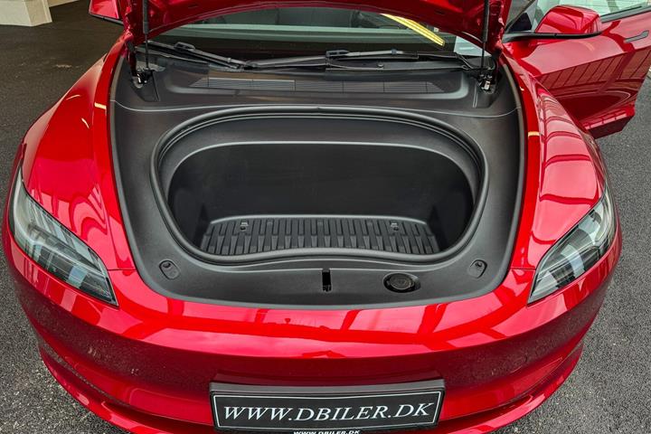 Rød Tesla Model 3 fra 2024