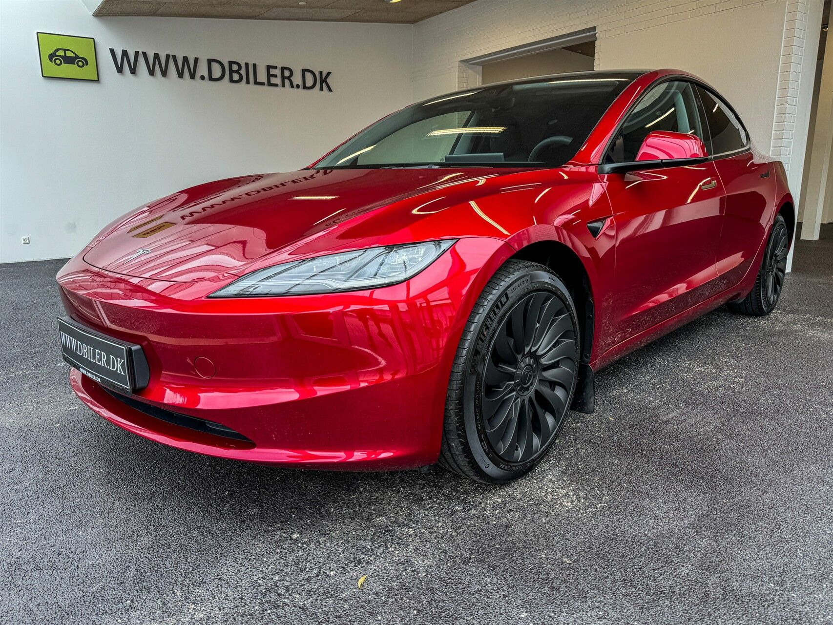 Rød Tesla Model 3 fra 2024