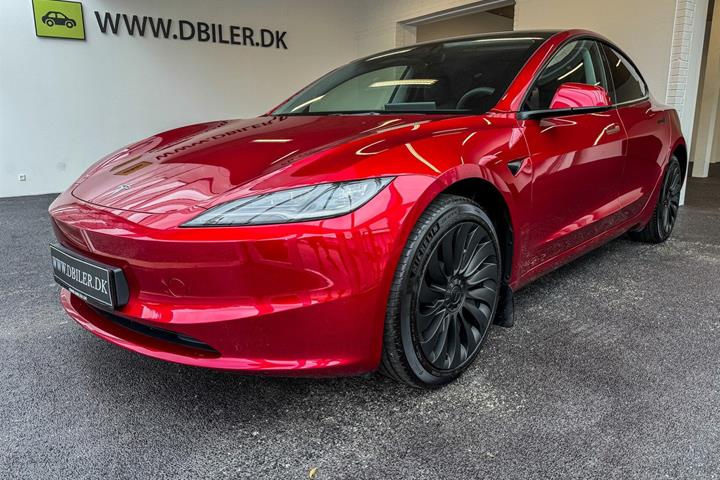 Rød Tesla Model 3 fra 2024