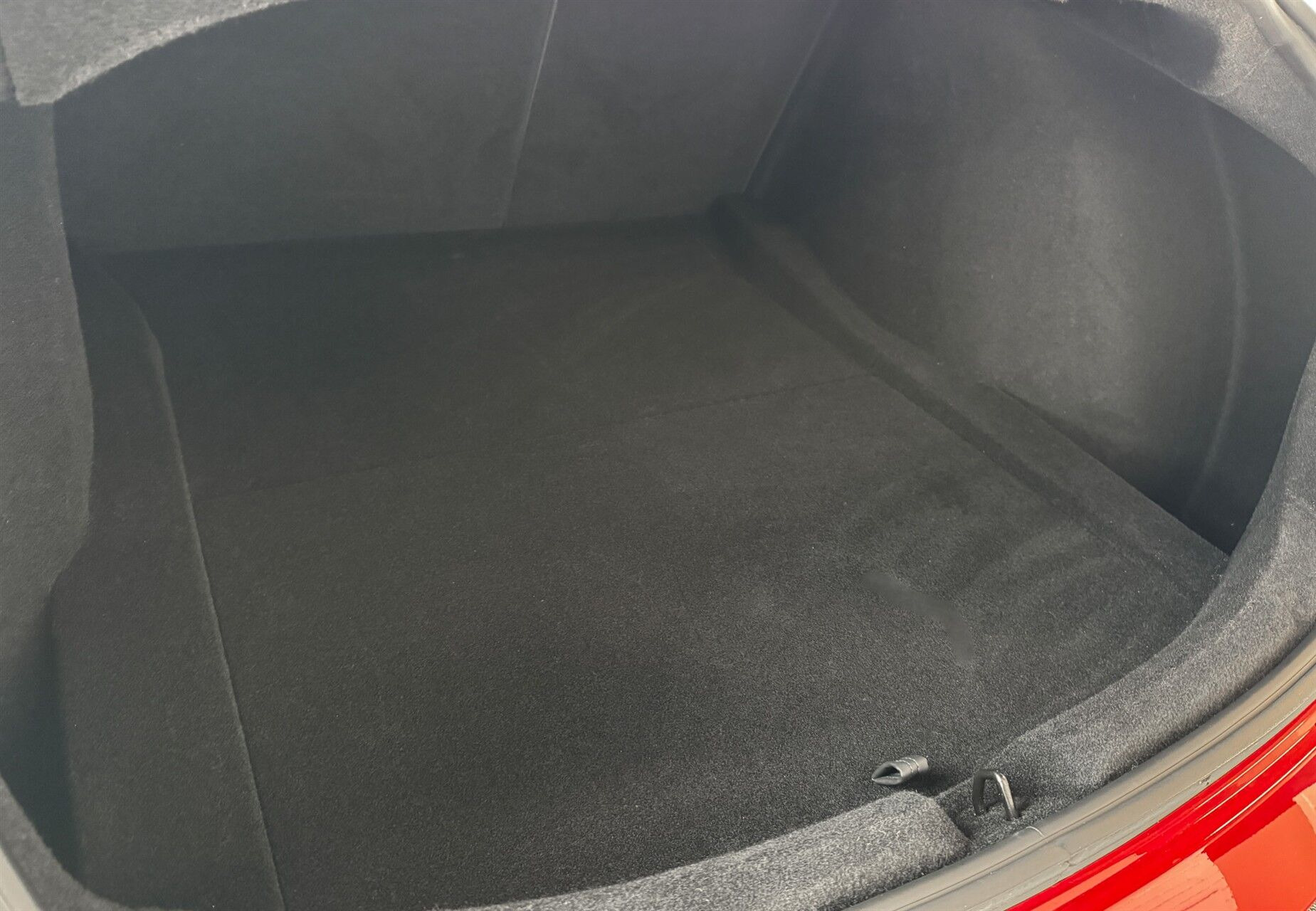 Rød Tesla Model 3 fra 2024