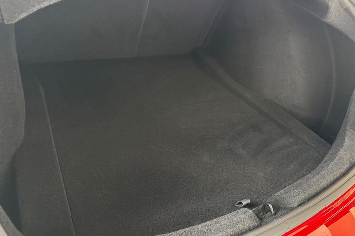 Rød Tesla Model 3 fra 2024