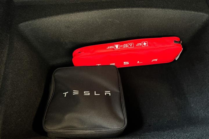 Rød Tesla Model 3 fra 2024