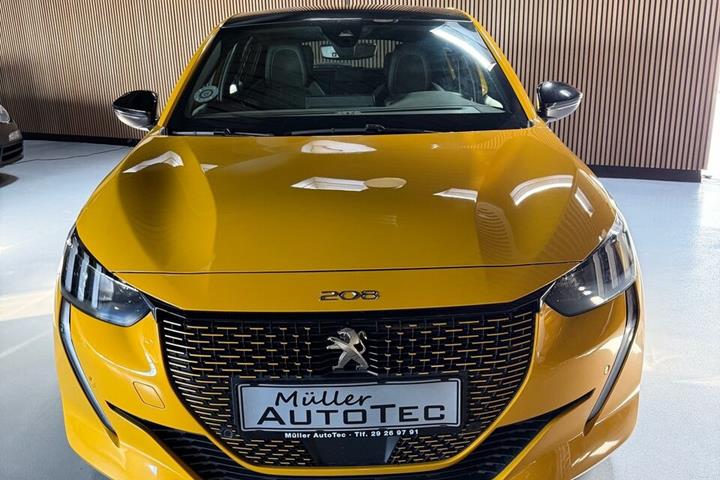 Gul Peugeot e-208 fra 2022