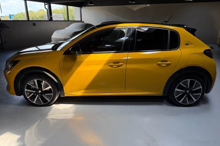 Gul Peugeot e-208 fra 2022