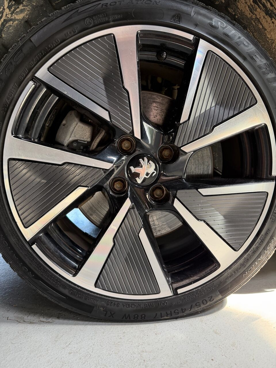 Gul Peugeot e-208 fra 2022