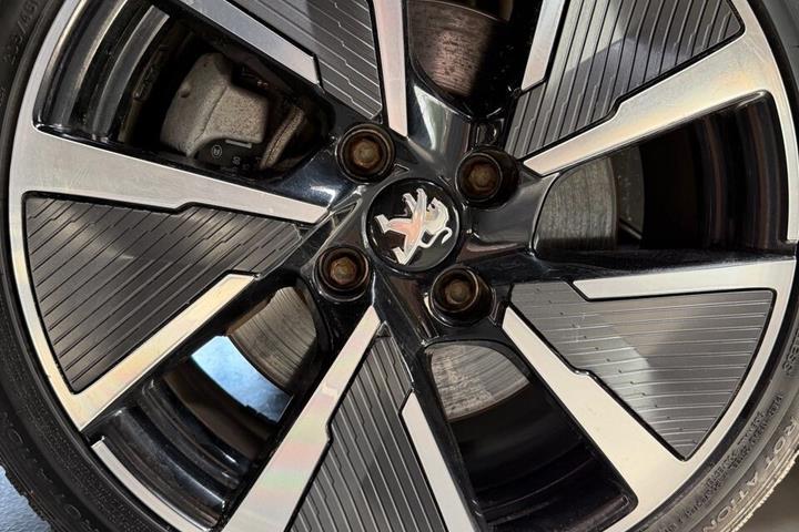 Gul Peugeot e-208 fra 2022