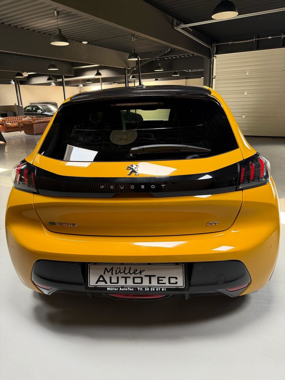 Gul Peugeot e-208 fra 2022