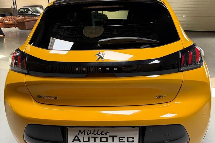 Gul Peugeot e-208 fra 2022