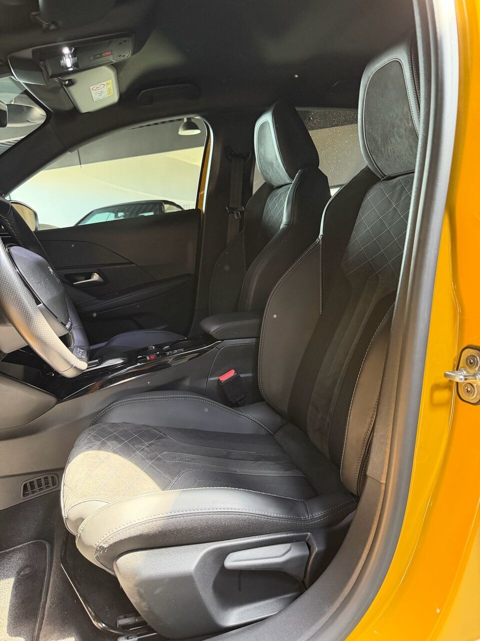 Gul Peugeot e-208 fra 2022