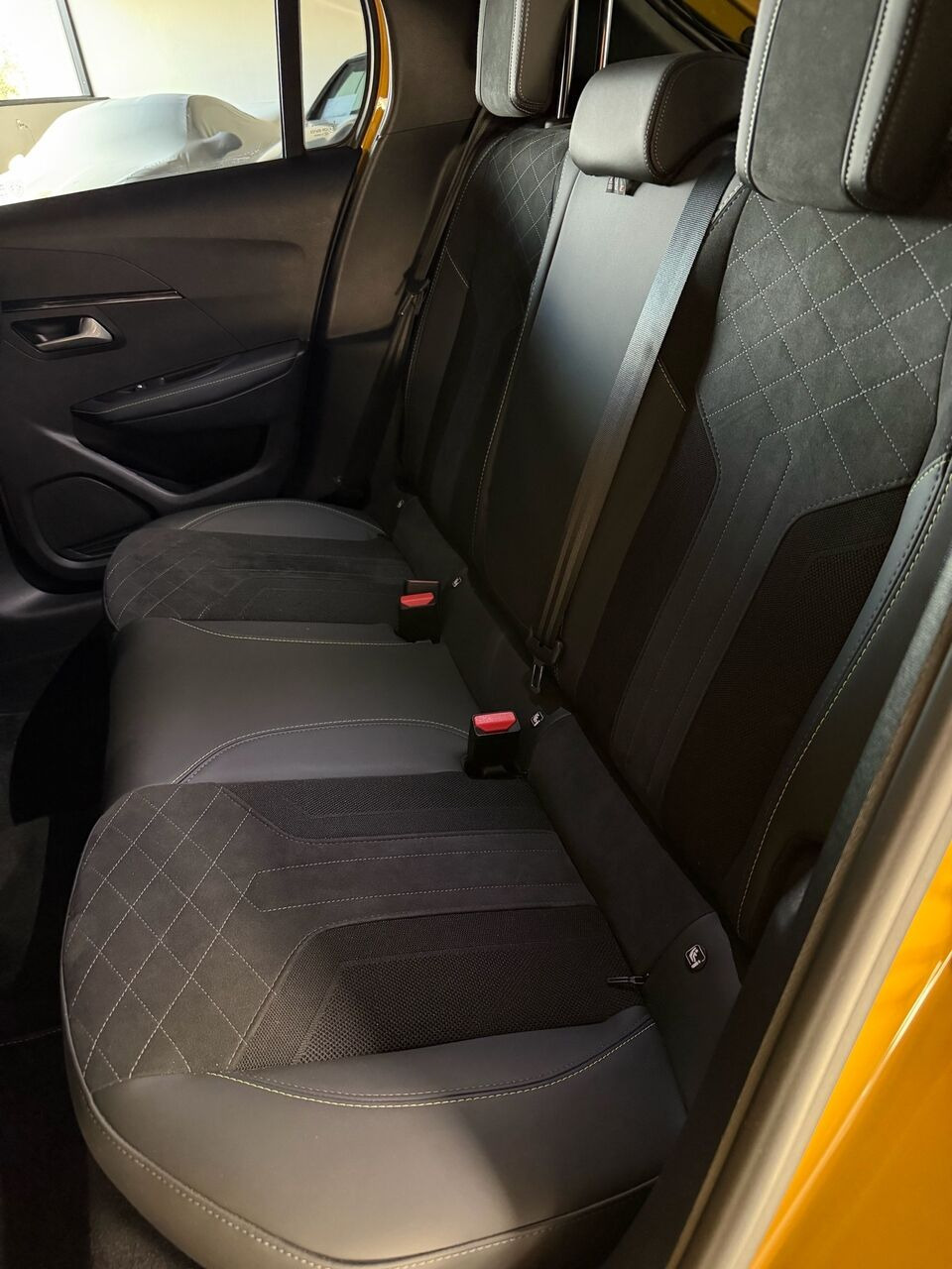 Gul Peugeot e-208 fra 2022