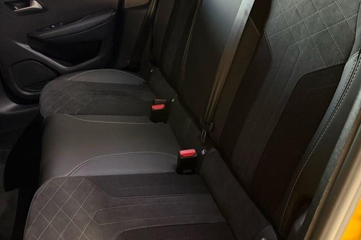 Gul Peugeot e-208 fra 2022