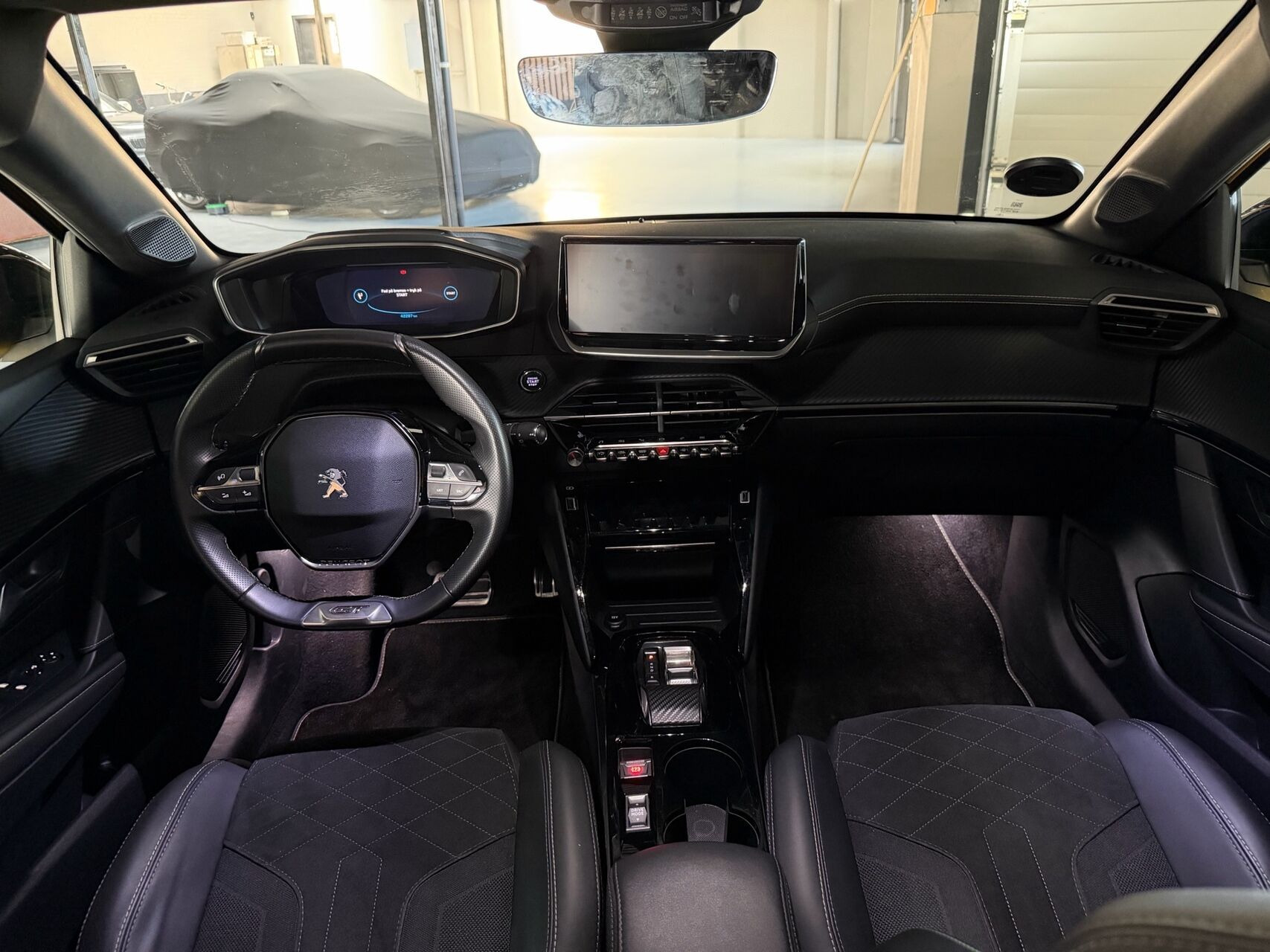 Gul Peugeot e-208 fra 2022