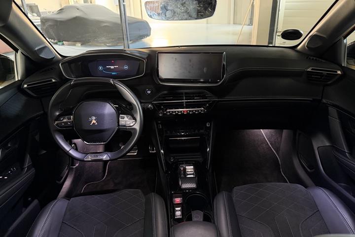 Gul Peugeot e-208 fra 2022