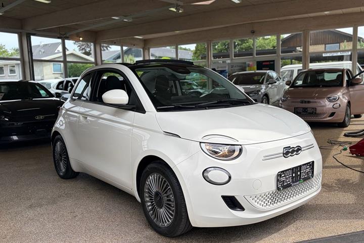 Hvid Fiat 500e fra 2023 set udefra