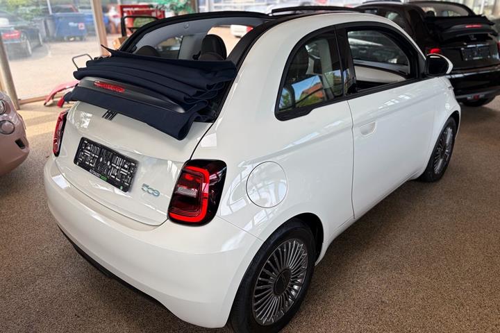 Hvid Fiat 500e fra 2023