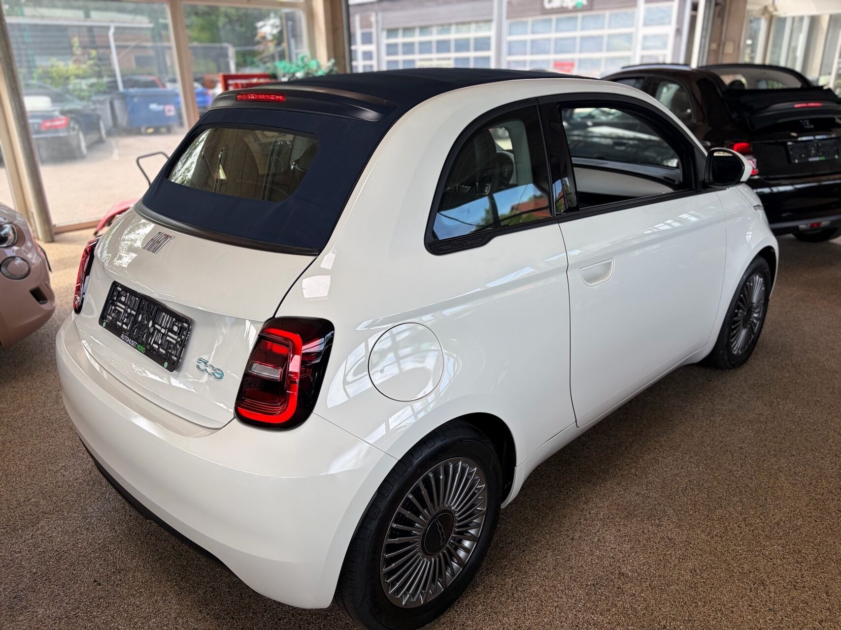Hvid Fiat 500e fra 2023