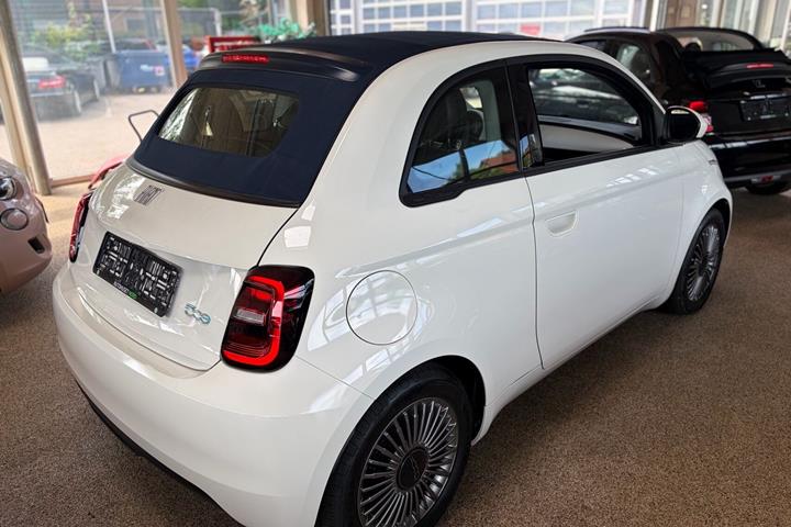 Hvid Fiat 500e fra 2023