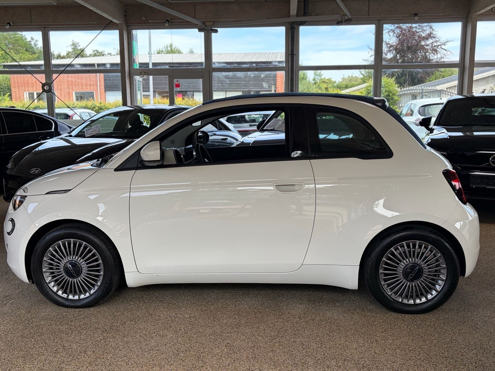Hvid Fiat 500e fra 2023