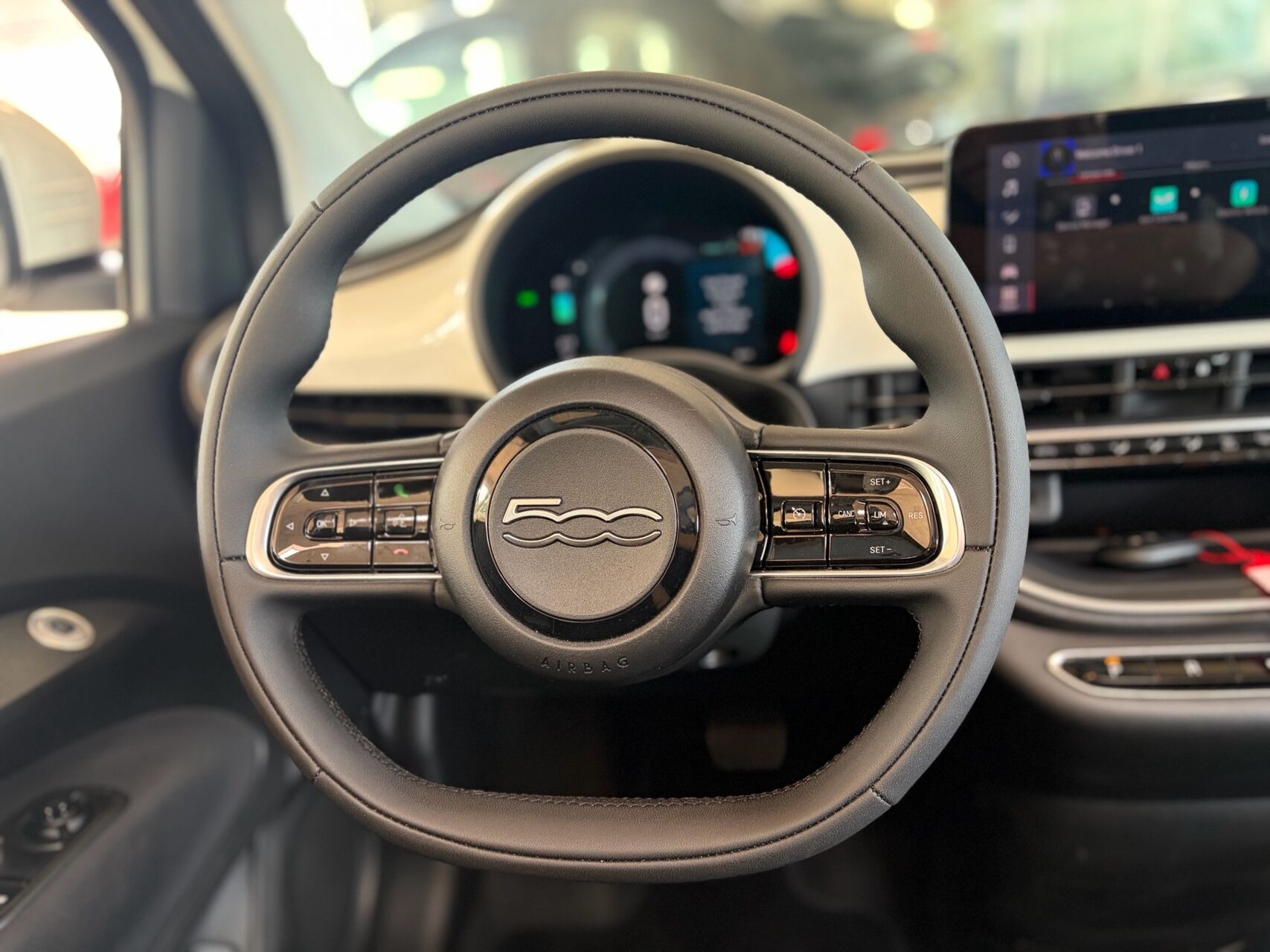 Hvid Fiat 500e fra 2023