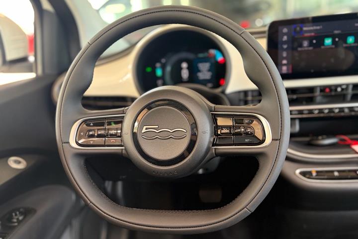 Hvid Fiat 500e fra 2023