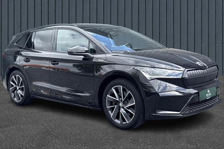 Sort Skoda Enyaq fra 2024 set udefra