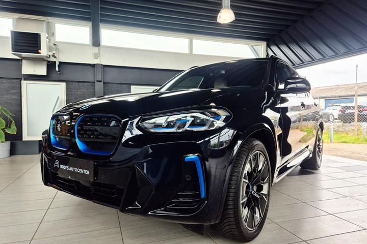 Sort BMW iX3 fra 2024 set udefra
