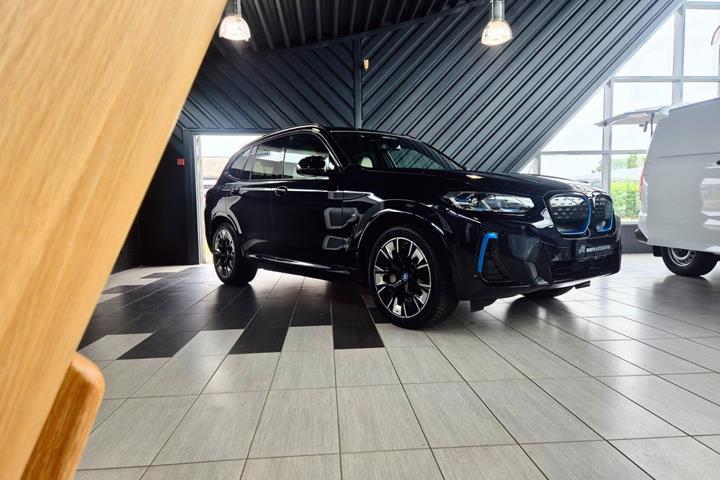 Sort BMW iX3 fra 2024
