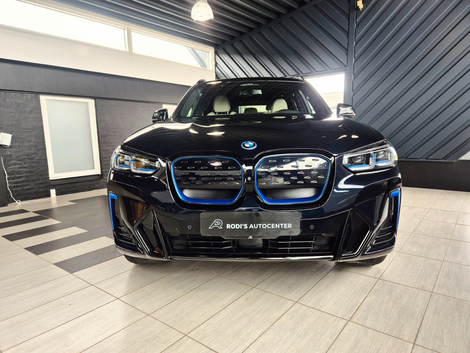 Sort BMW iX3 fra 2024