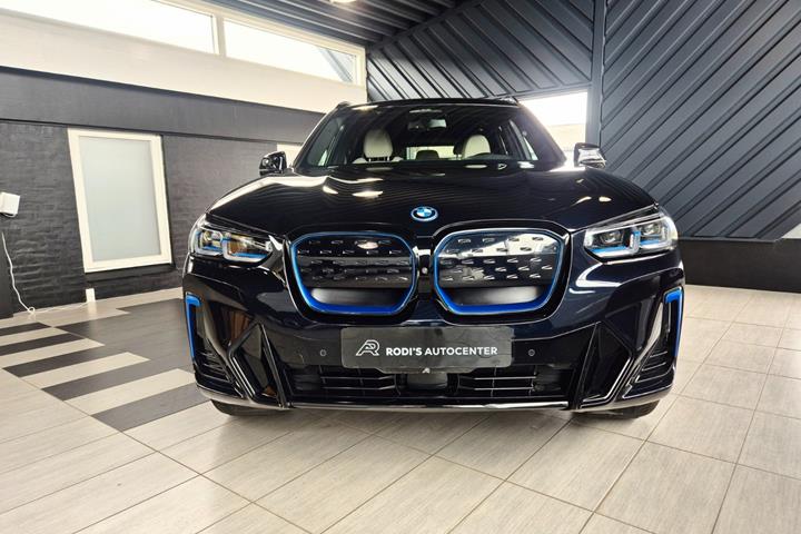 Sort BMW iX3 fra 2024