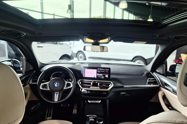Sort BMW iX3 fra 2024