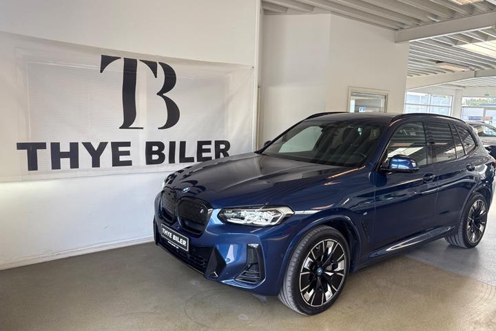 Blå BMW iX3 fra 2022 set udefra