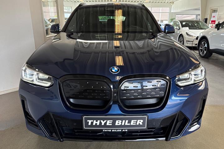 Blå BMW iX3 fra 2022