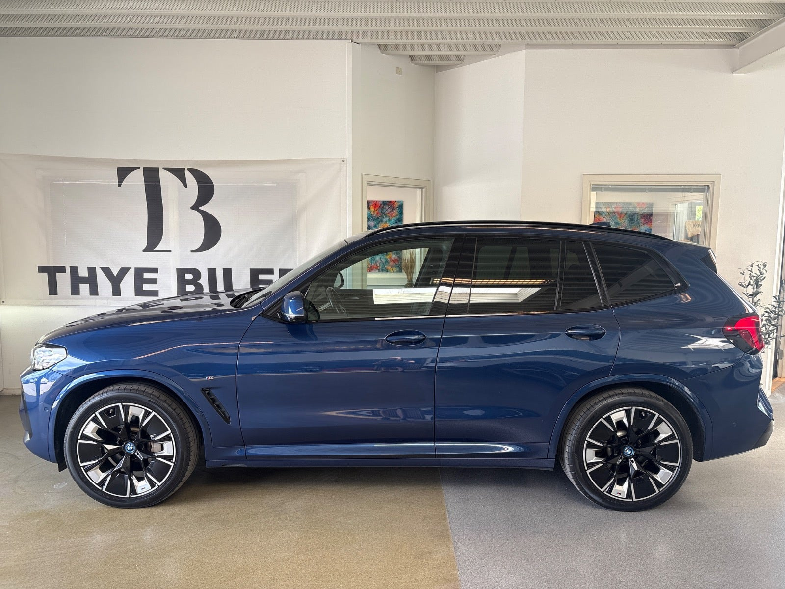 Blå BMW iX3 fra 2022