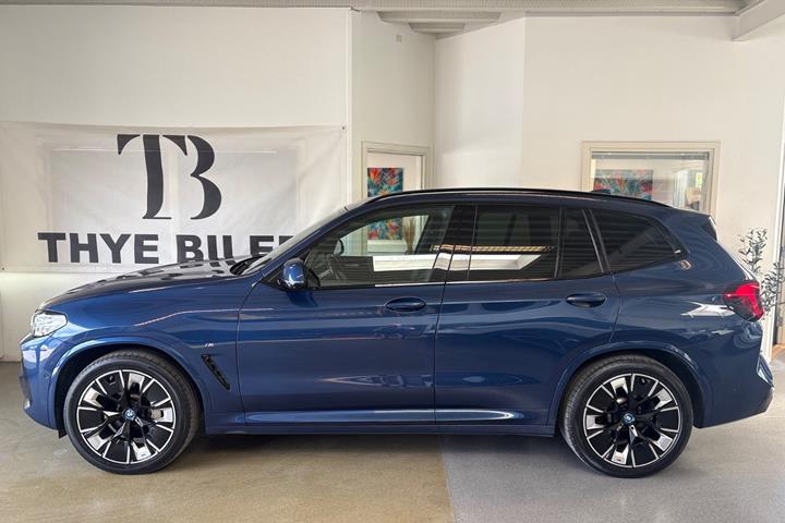 Blå BMW iX3 fra 2022