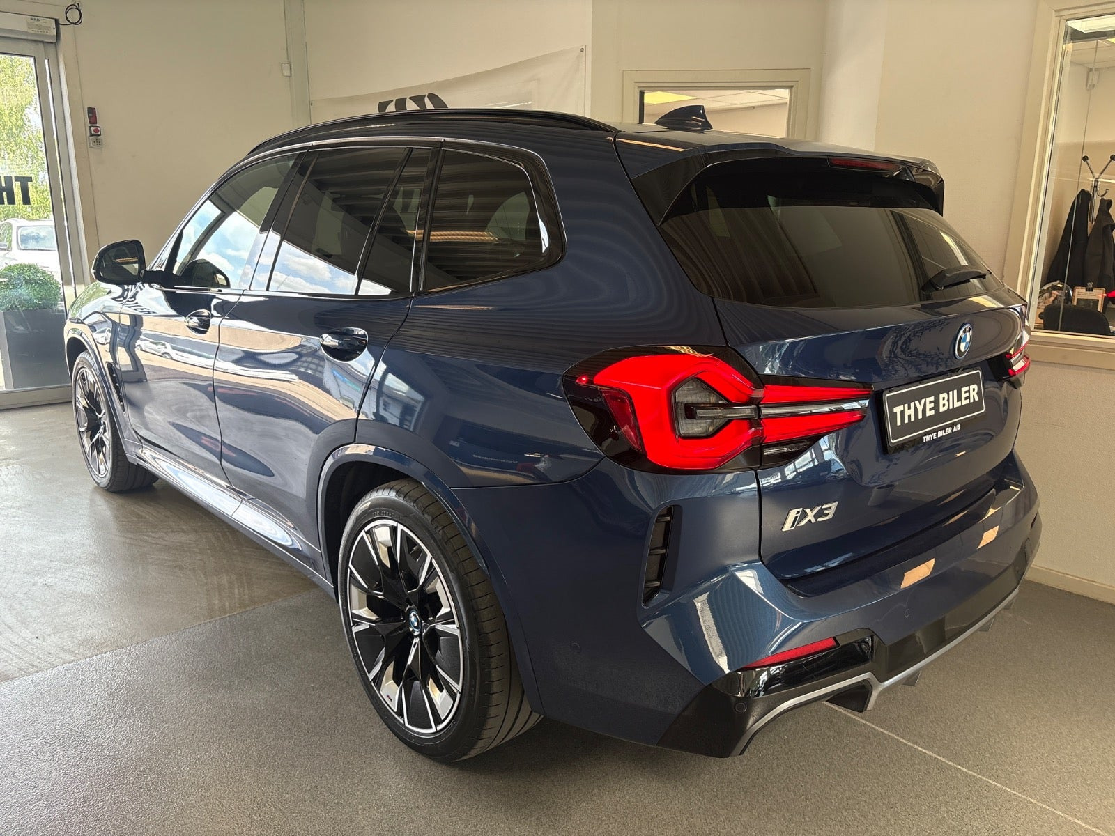 Blå BMW iX3 fra 2022