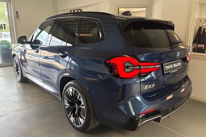 Blå BMW iX3 fra 2022