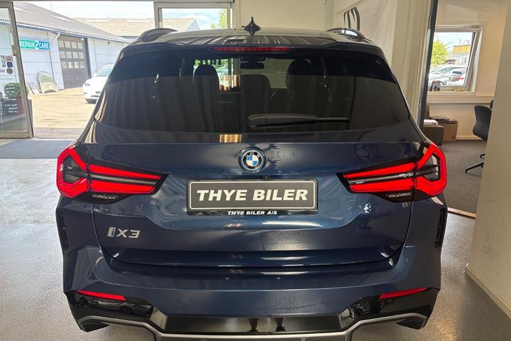 Blå BMW iX3 fra 2022