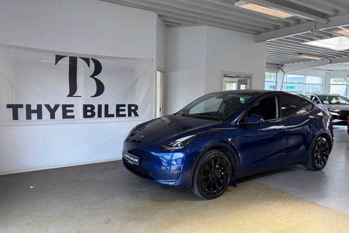 Blå Tesla Model Y fra 2023