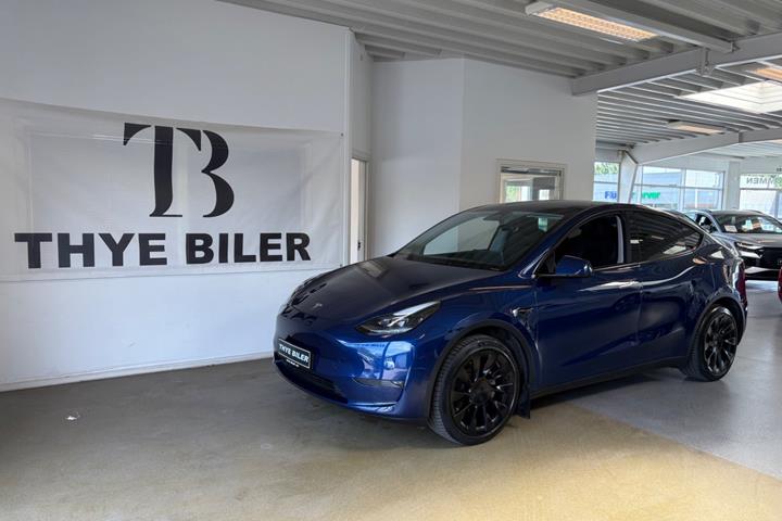 Blå Tesla Model Y fra 2023