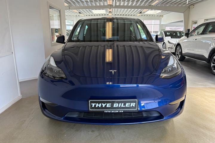 Blå Tesla Model Y fra 2023