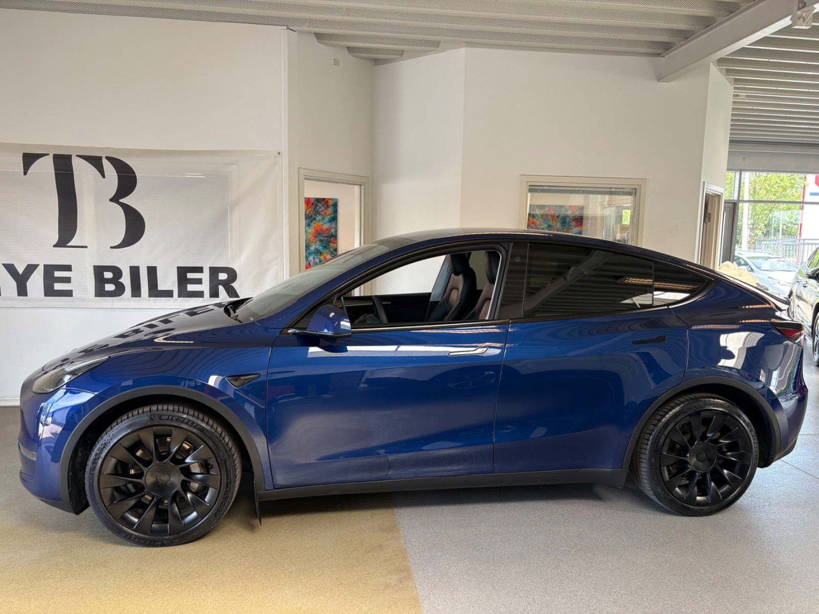 Blå Tesla Model Y fra 2023