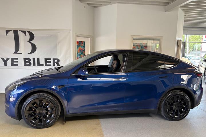 Blå Tesla Model Y fra 2023