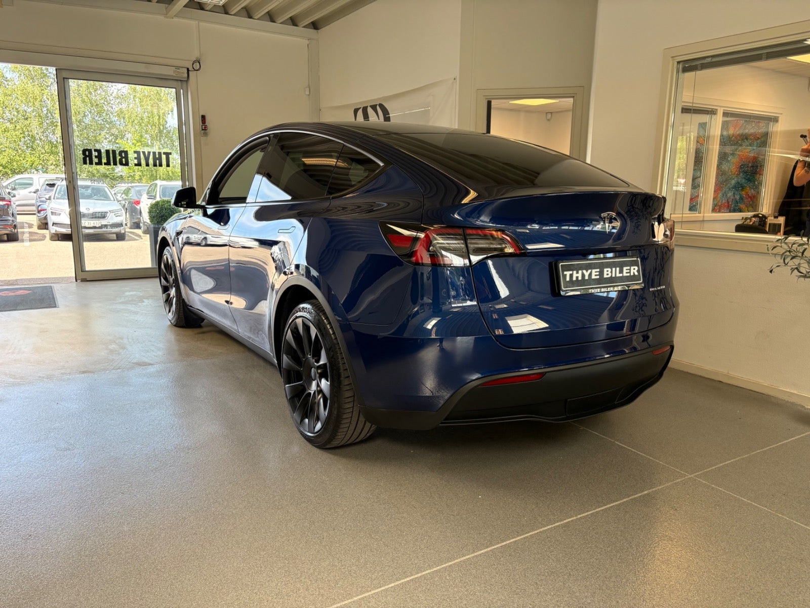 Blå Tesla Model Y fra 2023