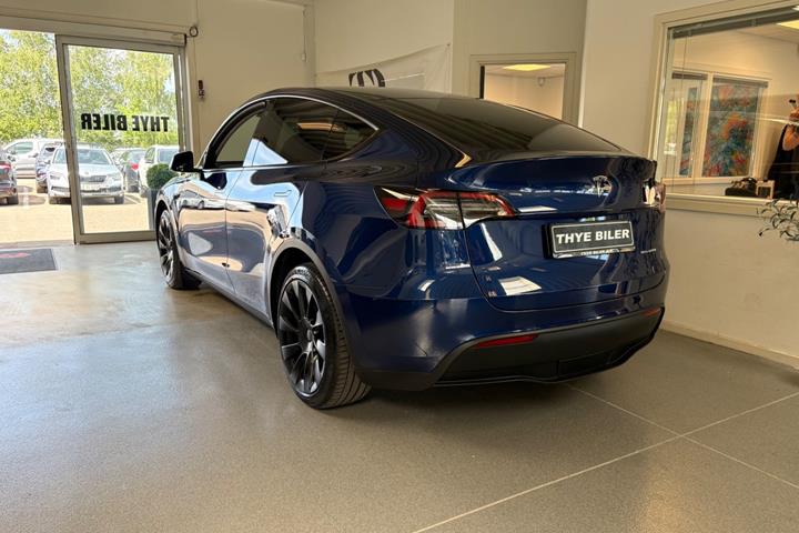 Blå Tesla Model Y fra 2023