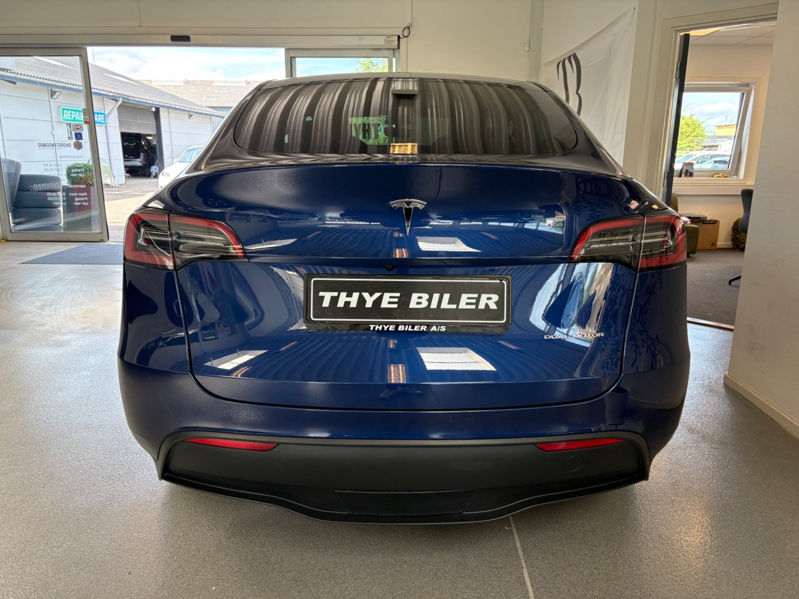 Blå Tesla Model Y fra 2023