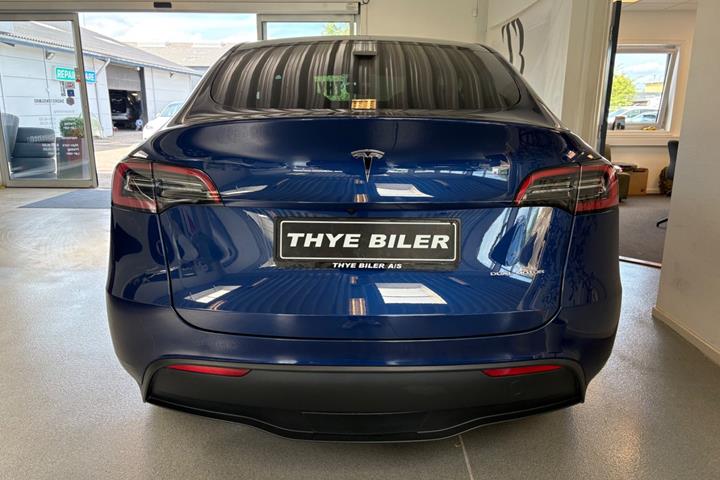 Blå Tesla Model Y fra 2023