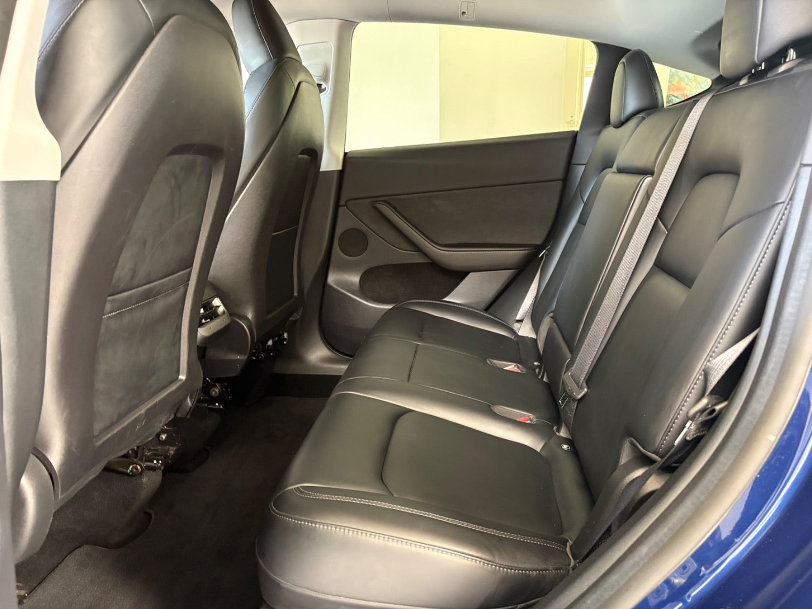 Blå Tesla Model Y fra 2023