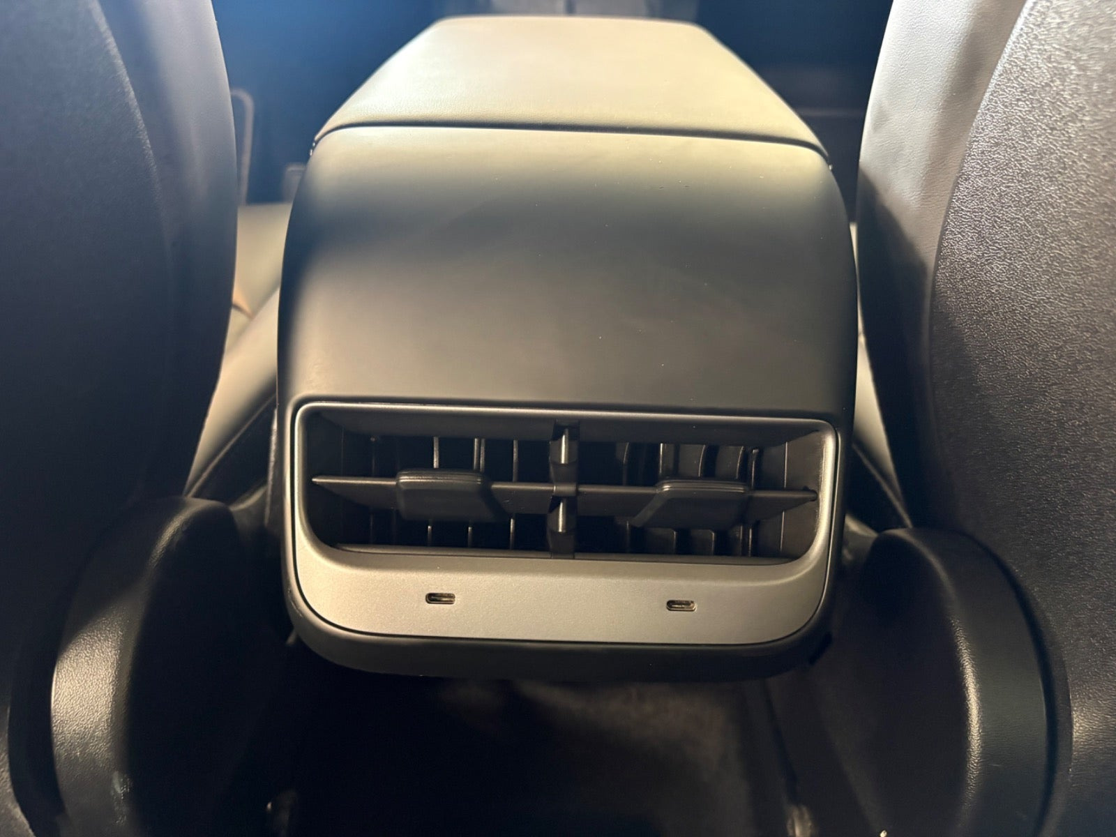 Blå Tesla Model Y fra 2023